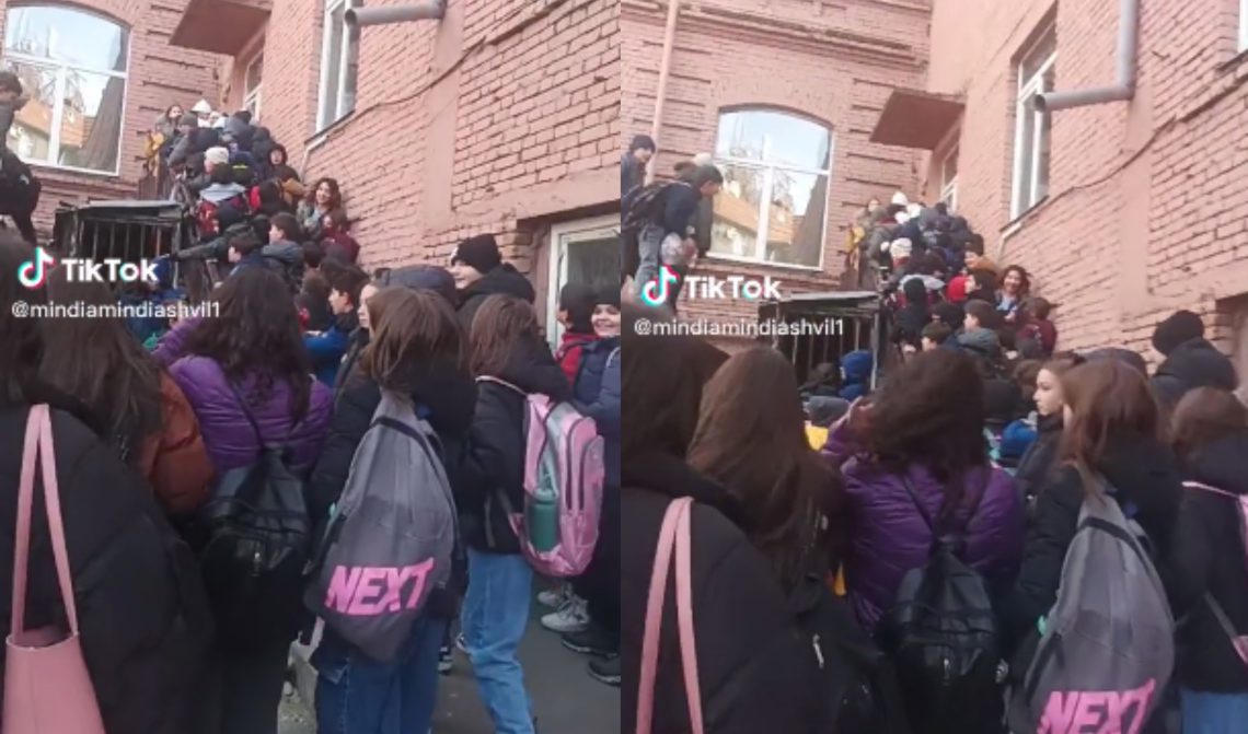 🎥 “გააღეთ, გააღეთ!” – 77 სკოლის მოსწავლეები სკოლაში შეშვებას ითხოვენ