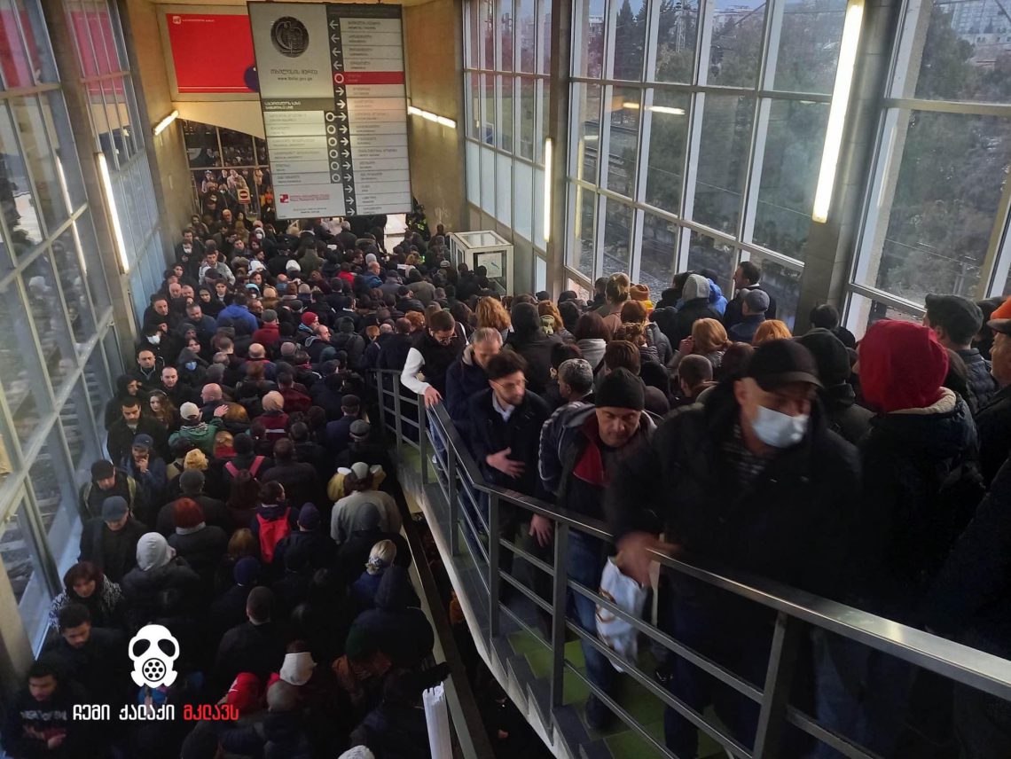 მეტრო დიდუბე ამ წუთებში – რა ხდება მეტროში?