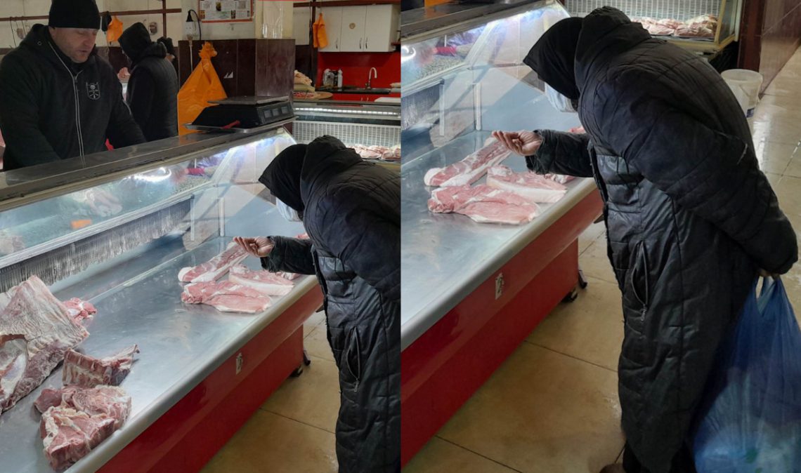 ხაშურში, გაჭირვებულ მოხუცს აჩუქეს ხორცი, რომელსაც პროდუქტის საყიდლად ფული არ ჰყოფნიდა