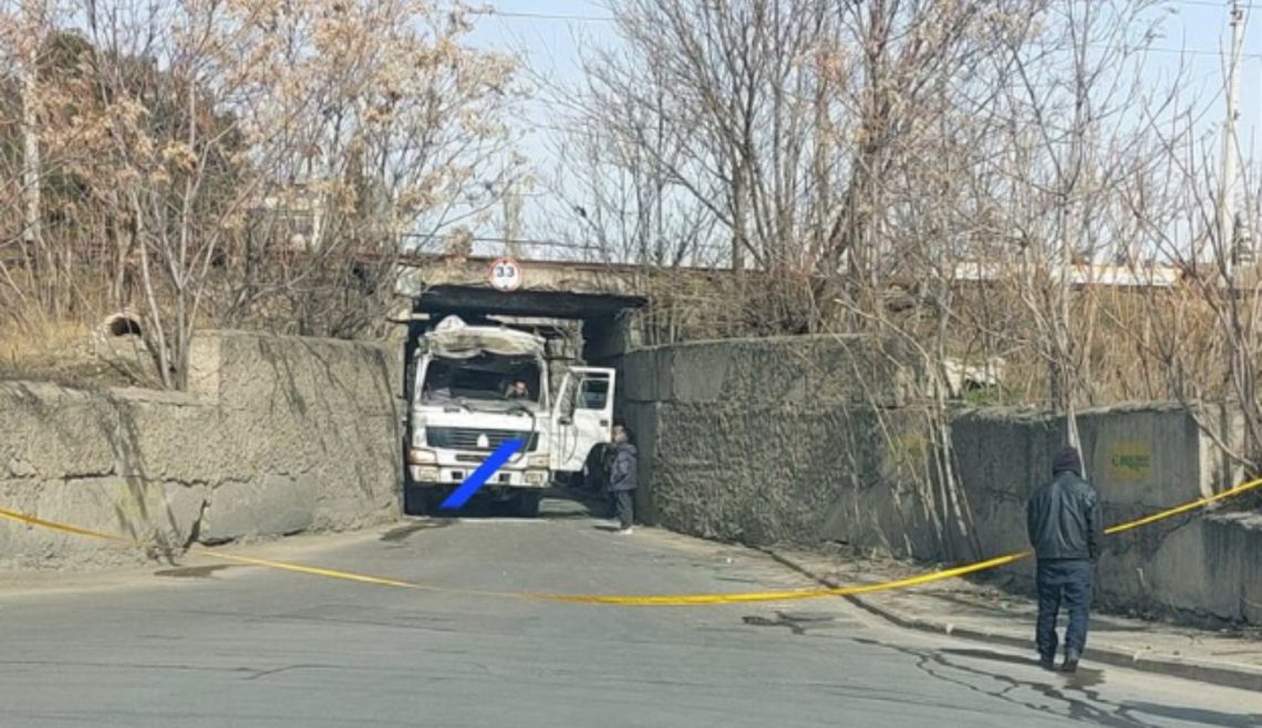 თბილისში ხიდის ქვეშ სატვირთო ავტომობილი გაიჭედა