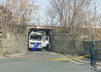 თბილისში ხიდის ქვეშ სატვირთო ავტომობილი გაიჭედა