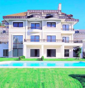 ნახეთ როგორ სახლში ცხოვრობენ ბურაკ ოზჩივიტი და ფაჰრიე ევჯენი – პოპულარული წყვილის ულამაზესი ვილა