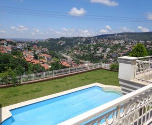 ნახეთ როგორ სახლში ცხოვრობენ ბურაკ ოზჩივიტი და ფაჰრიე ევჯენი – პოპულარული წყვილის ულამაზესი ვილა