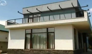 სად ცხოვრობენ კუზანოვები – დაათვალიერეთ ცნობილი წყვილის სამსართულიანი სახლი