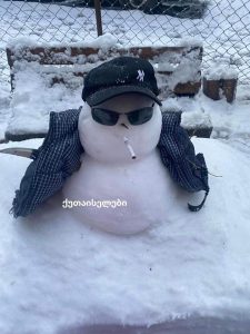 📷 ფოტო: "ქუთაისში თოვლის ბაბუებიც კი ძველი ბიჭები არიან" - ნახეთ, რა სახალიხო ფოტოები ვრცელდება ქუთაისიდან