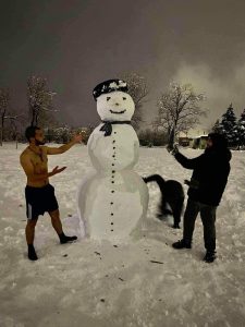 📷 ფოტო: "ქუთაისში თოვლის ბაბუებიც კი ძველი ბიჭები არიან" - ნახეთ, რა სახალიხო ფოტოები ვრცელდება ქუთაისიდან