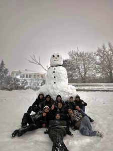 📷 ფოტო: "ქუთაისში თოვლის ბაბუებიც კი ძველი ბიჭები არიან" - ნახეთ, რა სახალიხო ფოტოები ვრცელდება ქუთაისიდან