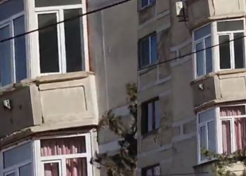 VIDEO: ვაშლიჯვარში კორპუსის აივანი ჰაერშია გადმოკიდებული, შესაძლოა, ჩამოიშალოს – ინტერნეტში საშინელი კადრები ვრცელდება