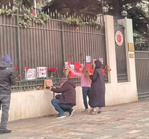 📷 ფოტო: საქართველოს მოქალაქეებმა, სოლიდარობის ნიშნად, თურქეთის საელჩოსთან ყვავილები მიიტანეს