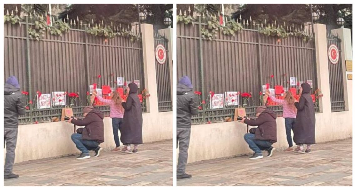 📷 ფოტო: საქართველოს მოქალაქეებმა, სოლიდარობის ნიშნად, თურქეთის საელჩოსთან ყვავილები მიიტანეს