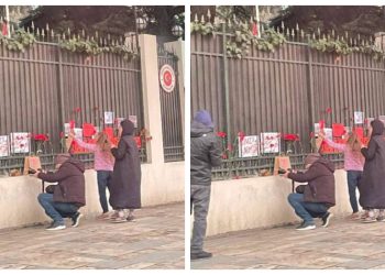 📷 ფოტო: საქართველოს მოქალაქეებმა, სოლიდარობის ნიშნად, თურქეთის საელჩოსთან ყვავილები მიიტანეს