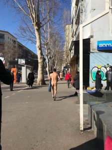 📷 ფოტო: ამ წუთებში საბურთალოდან შემაშფოთებელი კადრები ვრცელდება - „შიშველია, თავიდან ბოლომდე შიშველია“