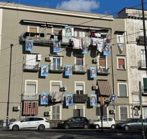 ნაპოლის ქუჩებში ხვიჩა კვარაცხელიას გამოსახულებიანი პირსახოცები გადმოფინეს - ამაღელვებელი სანახაობა ნეაპოლში