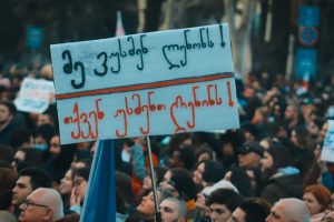 PHOTO: ყველაზე კრეატიული წარწერები აქციის ბანერებიდან