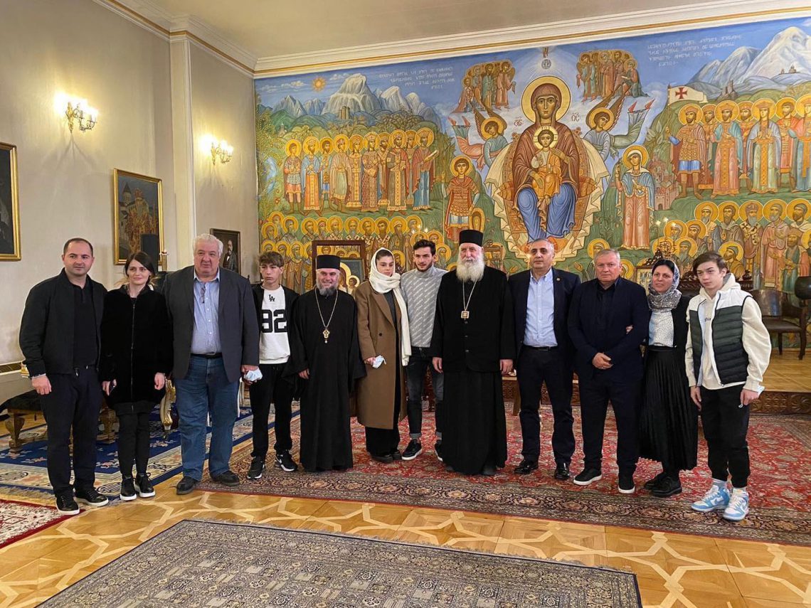 ხვიჩა კვარაცხელია ოჯახთან ერთად საპატრიარქოში მივიდა – რაზე ილაპარაკეს კვარაცხელიებმა