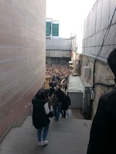 "სიცოცხლით სავსე ქალაქი VS ხალხით გადაჭედილი მეტროსადგურები" - რა ხდება ამ წუთებში მეტრო ახმეტელთან