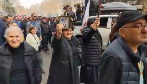 რატომ დადიან ამოყირავებული ხატებით რუსთაველზე პრო-რუსი დემონსტრანტები?