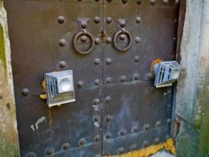 "ზოგჯერ მღვდლების კომფორტი ისტორიაზე უფრო მაღლაც დგას…" - რა ფოტოებს აქვეყნებს დომენიკ მანგო?