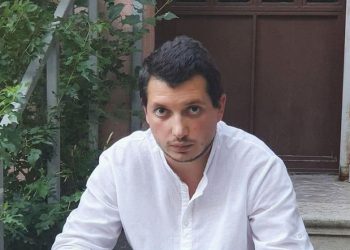 “ამ დრომდე მიმდინარეობს აქციის მონაწილეების გასამართლება! მე და ჩემი კოლეგები სასამართლო დარბაზებთან ვათენებთ” – ლაშა ტყეშელაშვილი