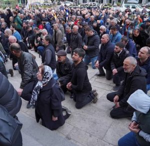 "დაჩოქილები დადგნენ წრეზე, შუაში ცეცხლი დაანთეს, ხატები უკუღმა დაიჭირეს და მასონებს ჩვენ გვეძახიან" - რას წერს გიგა მაქარაშვილი