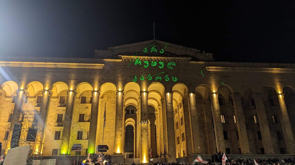 🎥VIDEO: “არა რუსულ კანონს”; “დიდება უკრაინას” – ამ წუთებში პარლამენტის შენობაზე სხვადასხვა წარწერები ტრიალებს