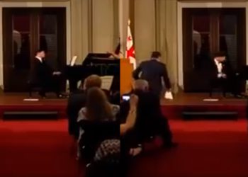 VIDEO: ღარიბაშვილის ბერლინური კურიოზი – პიანისტი ნოტების ფურცელს ისვრის, რათა ახალი გვერდიდან დაუკრას, პრემიერი კი პომპეზურად დგება და უკან აწვდის