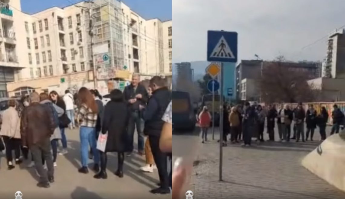 VIDEO: “ეს ხალხი ერთ საზოგადოებრივ ტრანსპორტს ელოდება” – ნახეთ, რა ხდება ერთ-ერთ გაჩერებაზე