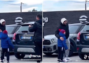 VIDEO: პატარა იტალიელი გულშემატკივრის ემოციური ჩახუტება კვარაცხელიასთან – ასე უყვართ ქართველი ფეხბურთელი ნეაპოლელ ბავშვებს