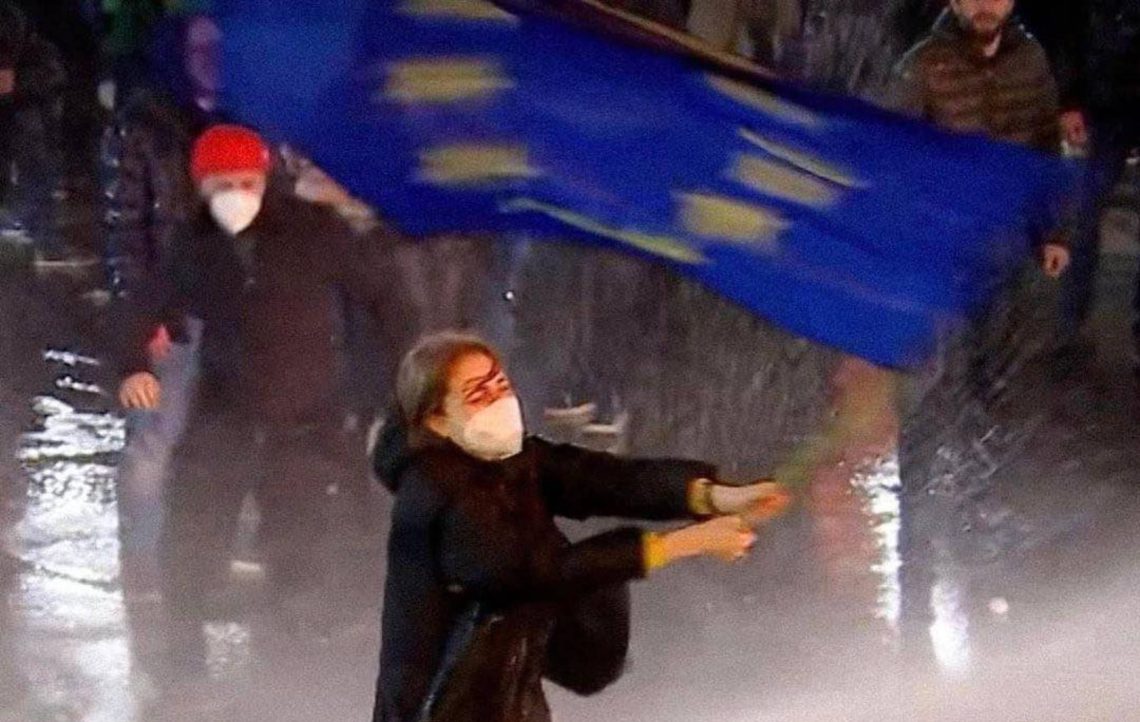 არის თუ არა რევოლუცია კონსტიტუციური? – რისი უფლება აქვს ხალხს