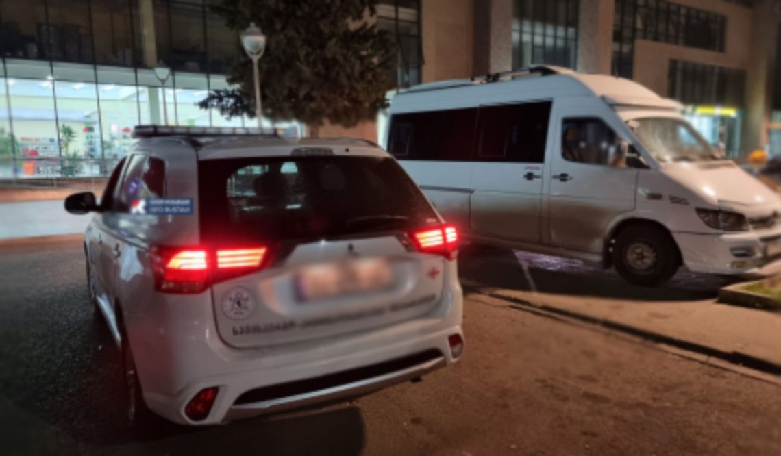 რუსთავში მიკროავტობუსი გაქურდეს