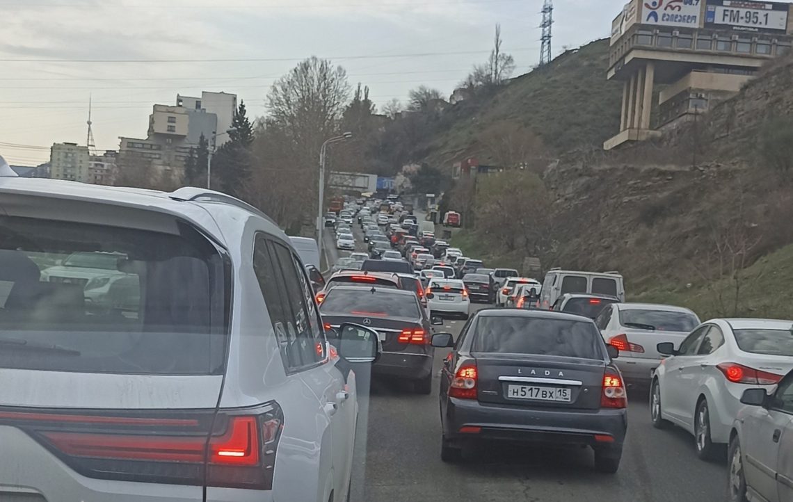 ქალაქი მთლიანად პარალიზებულია – რა ხდება ამ წუთებში საბურთალოზე