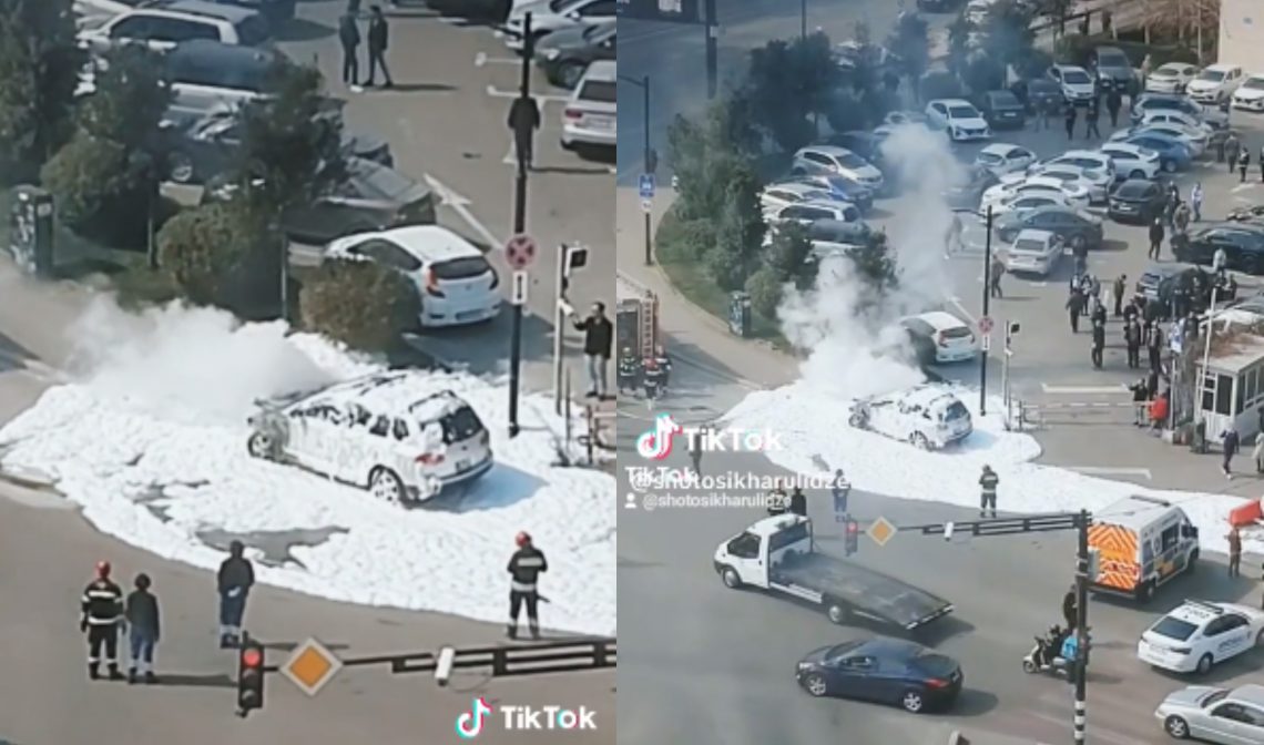 VIDEO: სააკაძის მოედანზე ავტომობილი აალდა – კადრებს შოთო სიხარულიძე ავრცელებს