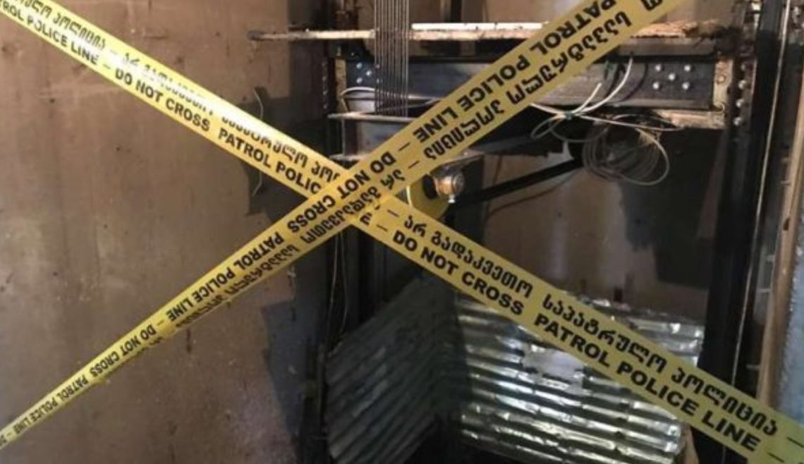 მოხუც დედასთან ერთად ქირით ცხოვრობდა – ლიფტში ნაპოვნი ცხედრის შესახებ ახალი დეტალები ვრცელდება