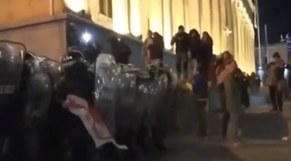 VIDEO: სპეცრაზმის შესაჩერებლად აქციის მონაწილემ წინ დროშა დააფინა, რათა არ გადაებიჯებინათ – ნახეთ, რა გააკეთა ერთ-ერთმა რობოკოპმა