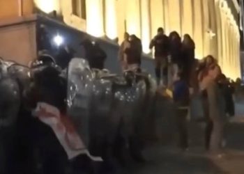 VIDEO: სპეცრაზმის შესაჩერებლად აქციის მონაწილემ წინ დროშა დააფინა, რათა არ გადაებიჯებინათ – ნახეთ, რა გააკეთა ერთ-ერთმა რობოკოპმა