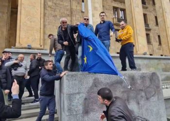 „ამ მძიმე მარხვაში ევროკავშირის დროშის პირში ჩადება შეიძლებოდა?.. სანამ დაწვავდნენ, ჯერ დაუკბენიათ“
