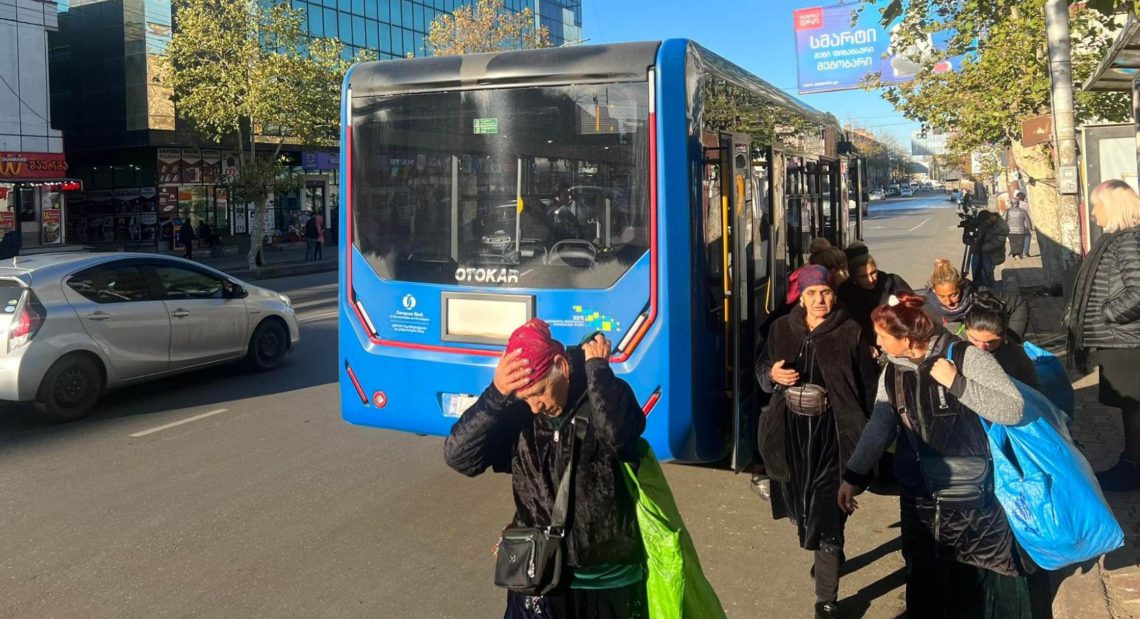 ქუთაისში უბილეთო მგზავრს კონტროლიორმა უკბინა