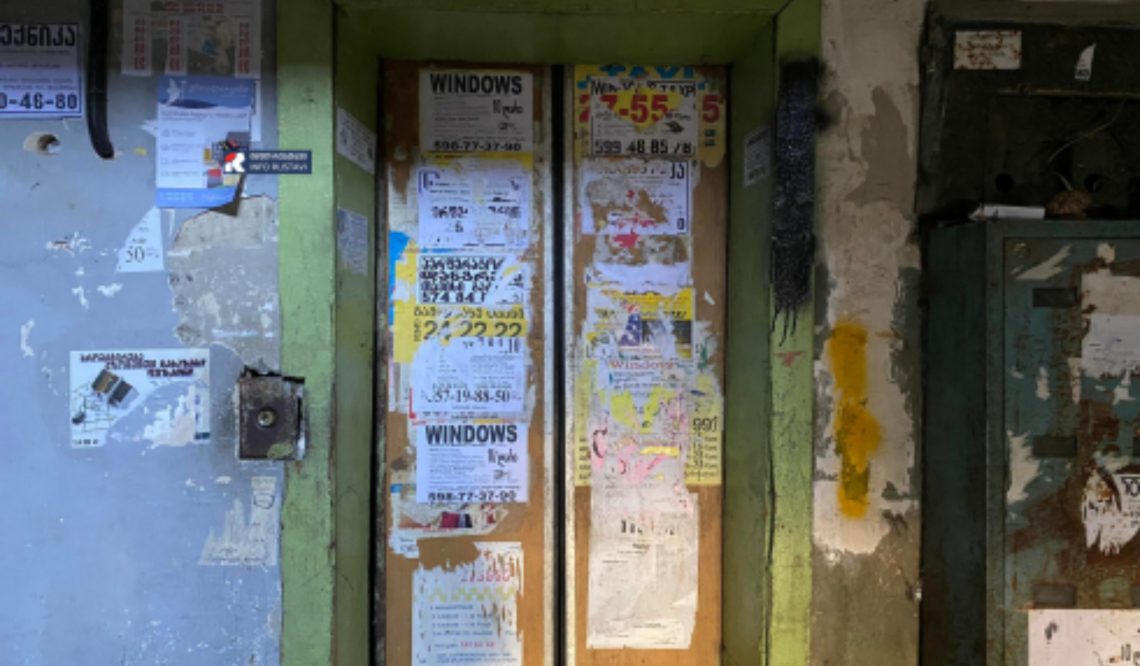 „ექიმები შევიდნენ და კაბინა მოწყვეტით ჩავარდა… მთელი სამეზობლო აქ იყო“ – რა მოხდა რუსთავში