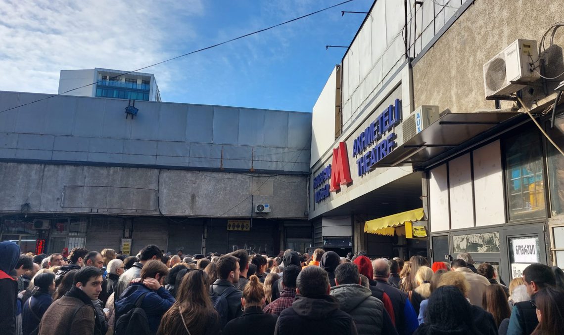 პარალიზებული მეტროსადგურები – რა ხდება ამ წუთებში გლდანში