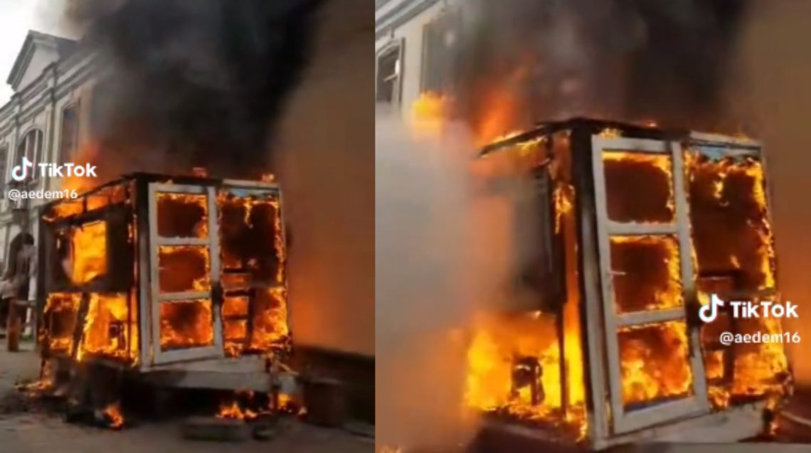 VIDEO: ხანძარი ძველ თბილისში – კომერციული ჯიხური ცეცხლმა მთლიანად გაანადგურა