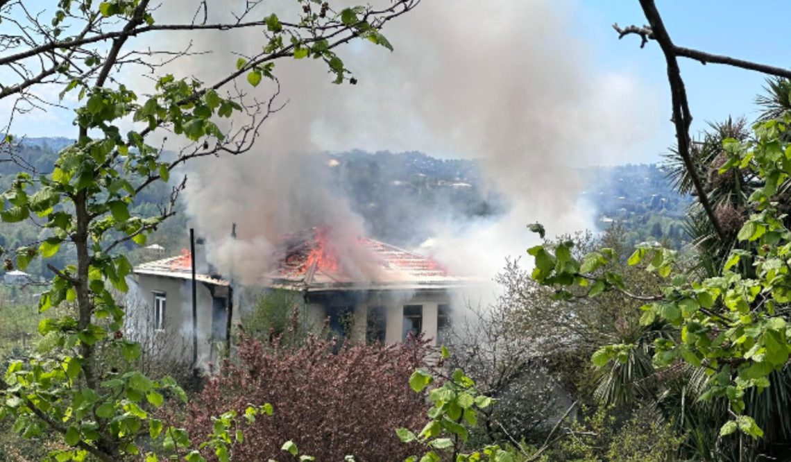 ხანძარი ქობულეთში – ცეცხლმა საცხოვრებელი სახლი გაანადგურა