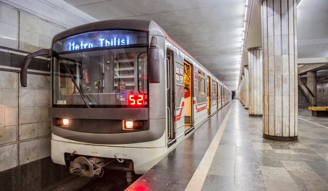 VIDEO: “იმედია, თბილი კერა ექნება” – ძალიან ემოციური კადრები თბილისის მეტროდან