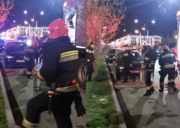 VIDEO: შუა ქუჩაში ცეცხლმოკიდებული მანქანა კინაღამ აფეთქდა – სამაშველო ბრიგადის ქმედებებმა საზოგადოება გადარია