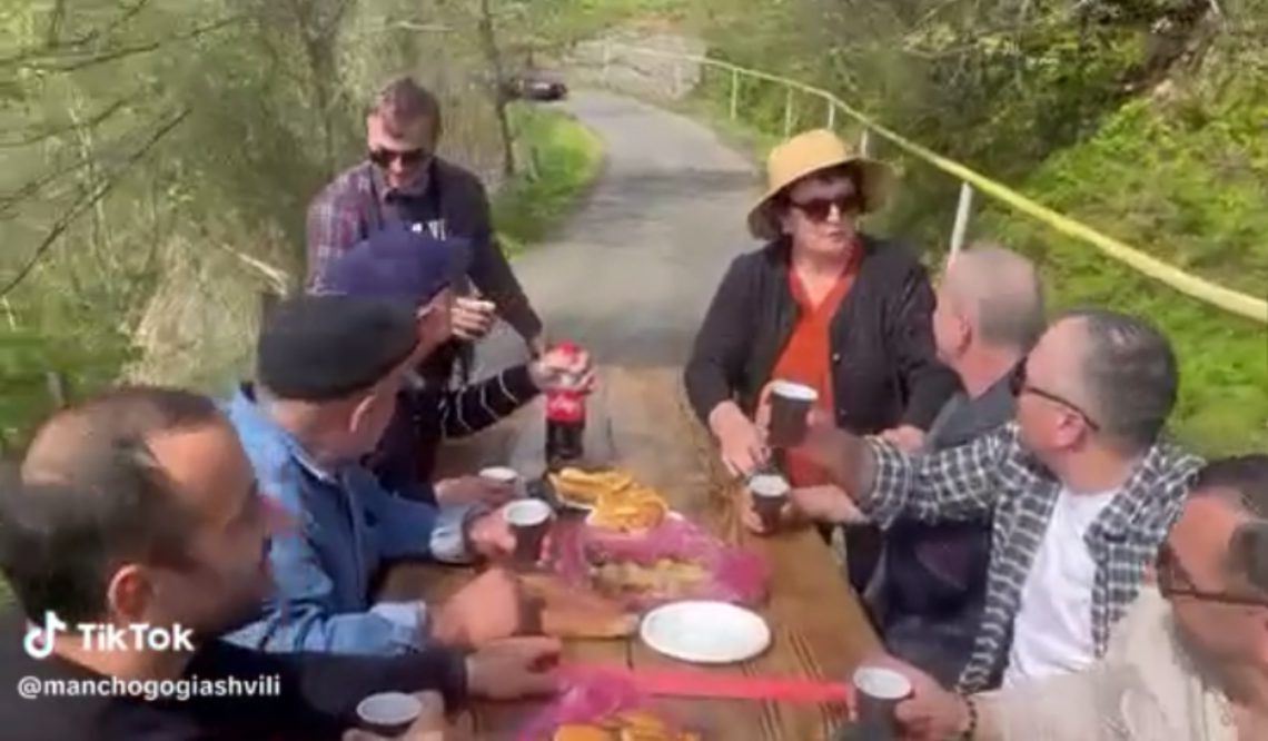 VIDEO: “ქეიფი მსვლელობით” – ტრანსპორტზე შემოდებული გაშლილი მაგიდა და მოქეიფე მგზავრები