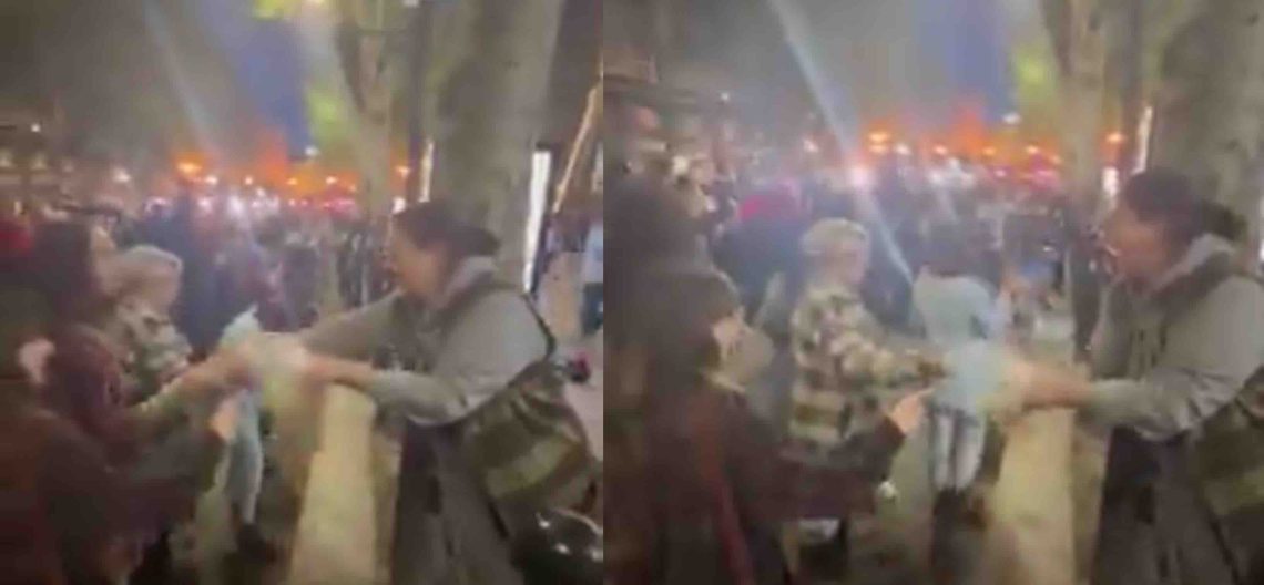 🎥”მეც ავადმყოფი ბავშვი მყავს, ამ მთავრობას დავასხი თავლაფი” – სათამაშოების გამყიდველმა აქციის მონაწილეებს საყვირები უფასოდ დაურიგა