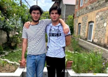გაშვილებული ტყუპი ძმები ერთმანეთს ეროვნულ გამოცდებზე შეხვდნენ