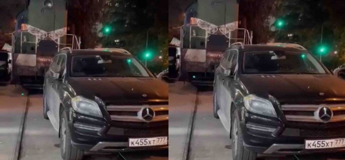 🎥VIDEO: რუსულნომრიანმა ავტომობილმა თბილისში ლიანდაგი ჩაკეტა და მატარებლის მოძრაობა შეზღუდა – პატრული მანქანის მფლობელს ვერ პოულობს