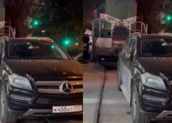 🎥VIDEO: რუსულნომრიანმა ავტომობილმა თბილისში ლიანდაგი ჩაკეტა და მატარებლის მოძრაობა შეზღუდა – პატრული მანქანის მფლობელს ვერ პოულობს
