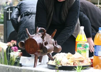 რა უნდა ვიცოდეთ საფლავზე გასვლისას – სასულიერო პირი სასაფლაოზე ღრეობასა და ლიტრობით ღვინის სმაზე