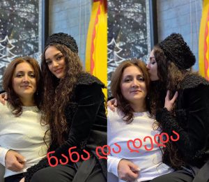მოცეკვავე ძმა და ახალგაზრდა მშობლები – ნახეთ ნანუკა სტამბოლიშვილის აქამდე უცნობი ამბები
